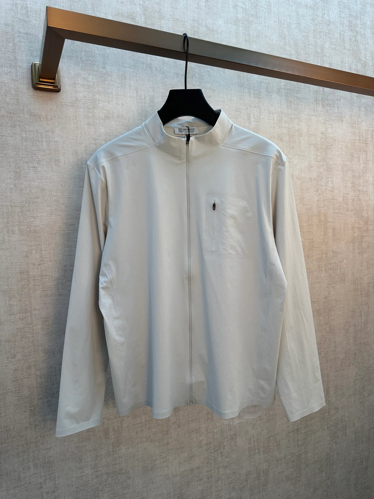 BC 26New Arrival men's stand-up collar quick-drying sun protection clothing is an example of an Italian luxury brand that combines outdoor functionality with premium texture. The brand continues Brunello Cucinelli's iconic low-key luxury tone, integrating exquisite craftsmanship into simple design, suitable for business and leisure, light outdoor and other scenarios. The style adopts a neat stand-up collar + full zipper design, with a hidden zipper pocket on the chest, which combines practicality and sophistication. It is available in three colors: light Khaki, pure white, and Navy Blue. The cut is neat and fitted, modifying the body shape without restricting activities, making it easy to control for daily commuting or light exercise. The fabric is made of Premium quick-drying technical functional fabric, which has a delicate and smooth touch, has a cool body feeling, has excellent moisture absorption and perspiration properties, and does not stick to the body when you sweat. It also has high-efficiency UPF sun protection ability, effectively blocking ultraviolet rays, and meeting the needs of outdoor protection in summer. The fabric has high elasticity and anti-wrinkle Wear-Resistant, which makes it not easy to deform after long-term wear, making it easy to take care of. In terms of details, the zippers are smooth and the edges are neatly wrapped. The overall design combines sports practicality with light luxury texture. It is an ideal item for summer travel. Sizes: M.L.XL.2XL.3XL.4XL
